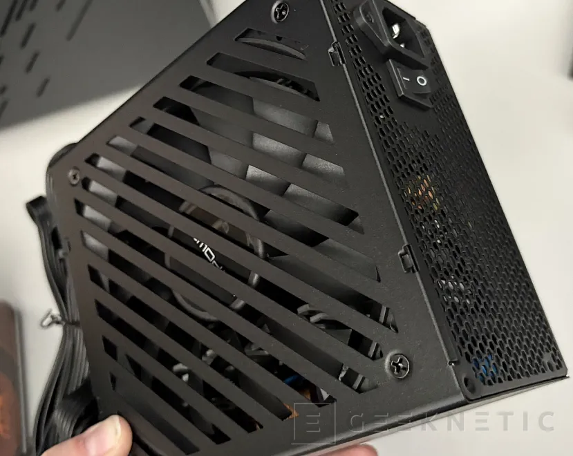 Geeknetic LC-POWER LC6750B-SI V3.1 750W Plus Bronze Review: combina ATX 3.1 y conector 12V-2x6 por menos de 80 euros 10