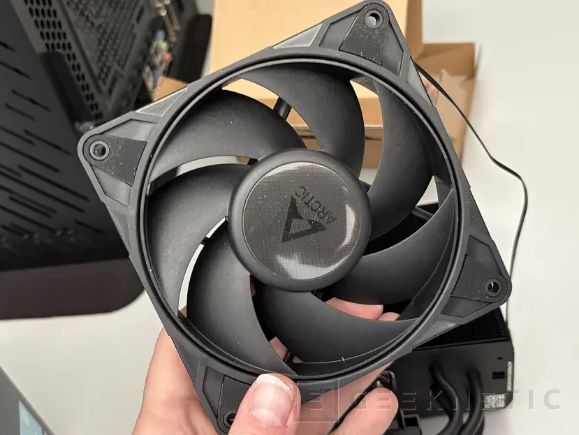 Geeknetic Arctic Freezer 36-S Review: diseño simple y funcional impulsado por el potente ventilador Arctic P12 Pro 7