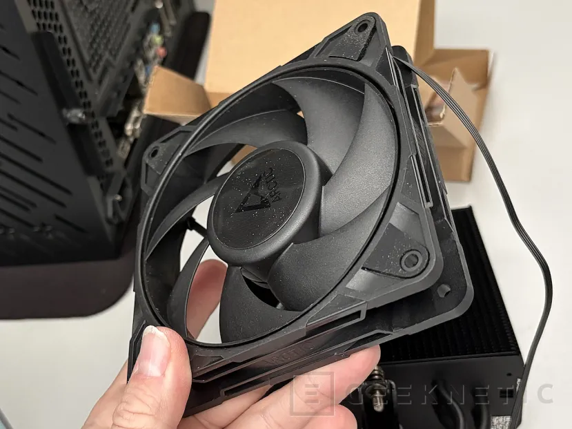 Geeknetic Arctic Freezer 36-S Review: diseño simple y funcional impulsado por el potente ventilador Arctic P12 Pro 8