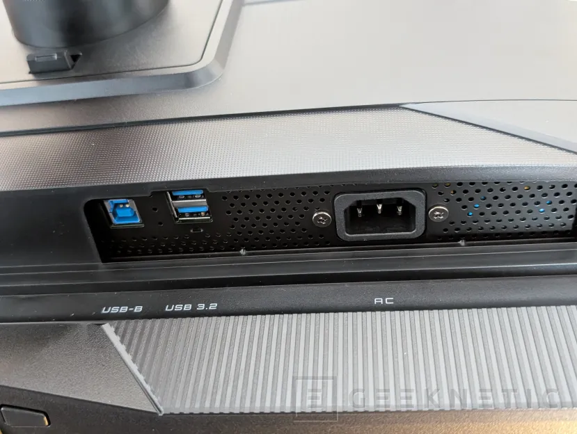 Geeknetic Gigabyte MO27U2 Review: el QD-OLED más barato que hemos probado ofrece un panel 4K y 240Hz 6