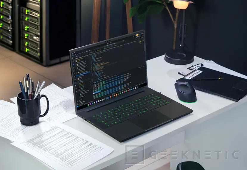 Geeknetic Razer renueva el Blade 18 con Intel Core Ultra 9, pantalla dual y configuraciones que rozan los 7.000 dólares 2