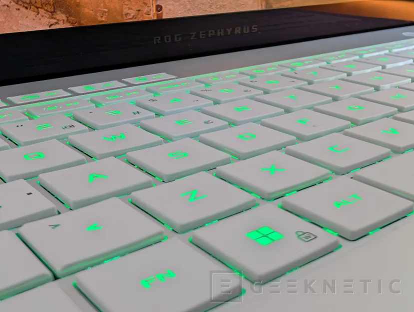 Geeknetic ASUS ROG Zephyrus G14 (2026) GU405 Review: todo el poder de la RTX 5070 Ti en un equipo de 14 pulgadas y menos de 1,6 kilos 6