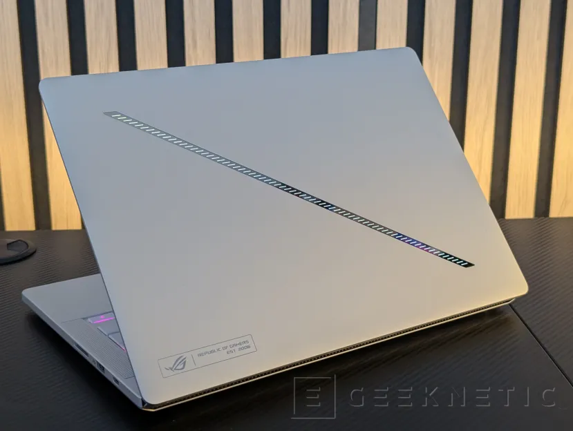Geeknetic ASUS ROG Zephyrus G14 (2026) GU405 Review: todo el poder de la RTX 5070 Ti en un equipo de 14 pulgadas y menos de 1,6 kilos 2