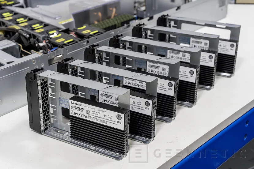 Geeknetic PCSpecialist Athena AI Pro Preview: un servidor de 80.000 € con 4 GPUs Blackwell y 384 GB de VRAM para IA local empresarial 5