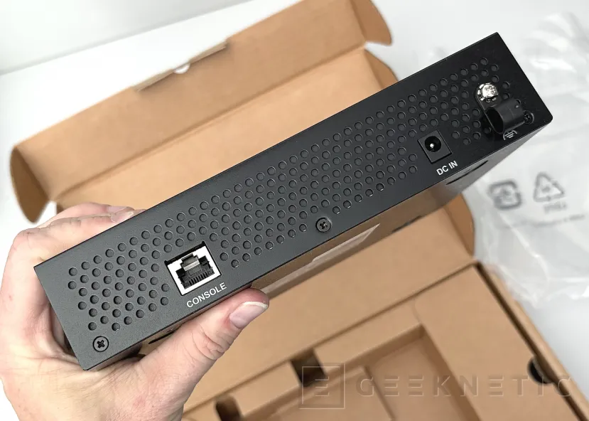 Geeknetic QNAP QSW-L3208-2C6T Review: conectividad Ethernet MultiGigabit de hasta 10GbE y SFP+ en un formato compacto de bajo consumo y precio más que competitivo 6