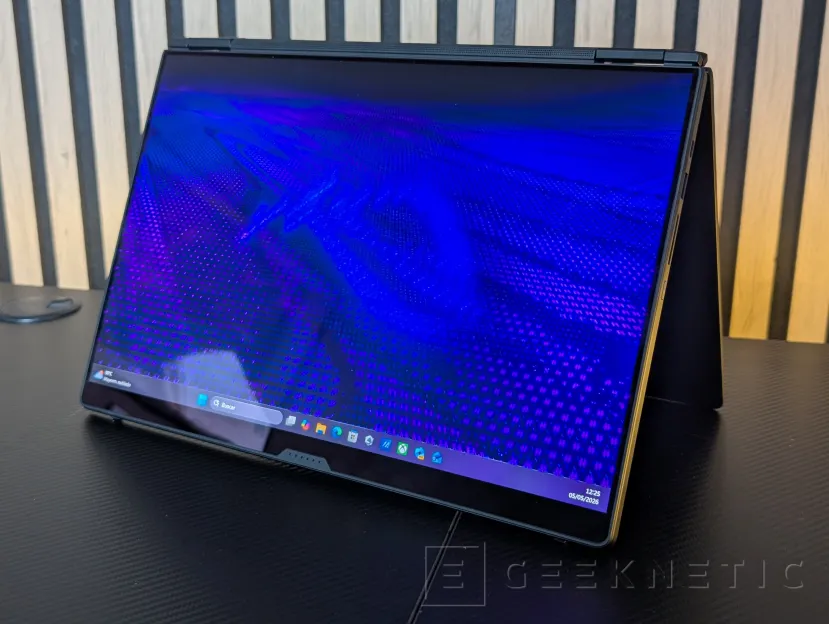 Geeknetic ASUS ROG Zephyrus Duo (2026) GX651Review: probamos el portátil de 6.500 euros con dos pantallas OLED y una RTX 5090 9