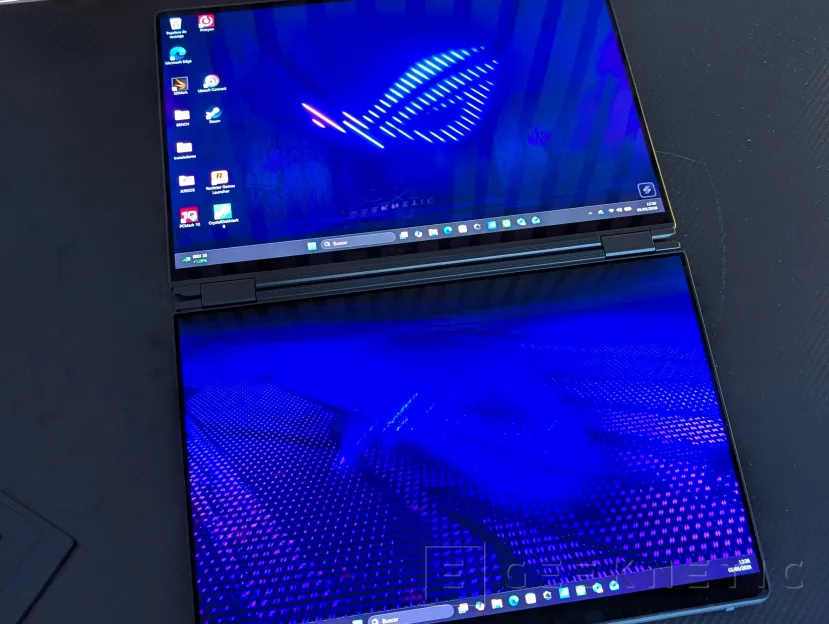 Geeknetic ASUS ROG Zephyrus Duo (2026) GX651Review: probamos el portátil de 6.500 euros con dos pantallas OLED y una RTX 5090 12