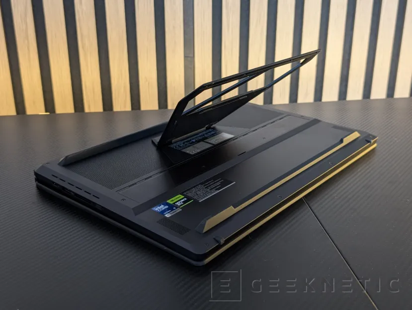 Geeknetic ASUS ROG Zephyrus Duo (2026) GX651Review: probamos el portátil de 6.500 euros con dos pantallas OLED y una RTX 5090 7