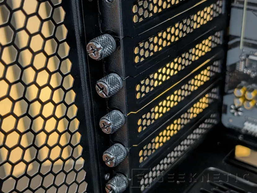 Geeknetic LC-Power Gaming 812B Onyx Vision Review 5