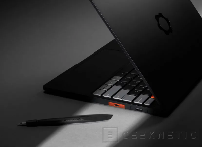 Geeknetic El Framework Laptop 13 Pro se retrasa por un fallo en el trackpad háptico y otro en la pantalla detectados antes de la producción 3