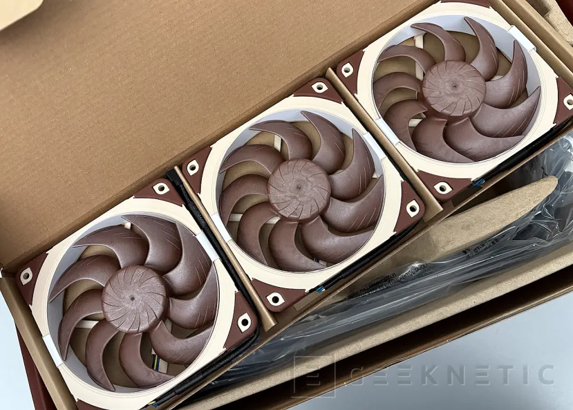 Geeknetic Noctua NL-LC1-36 AIO 360mm Review: Noctua se hace con la corona en AIO gracias a sus ventiladores y a una bomba de impulsión muy cuidada 12