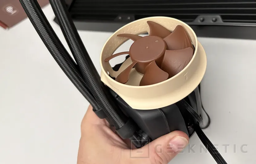 Geeknetic Noctua NL-LC1-36 AIO 360mm Review: Noctua se hace con la corona en AIO gracias a sus ventiladores y a una bomba de impulsión muy cuidada 10