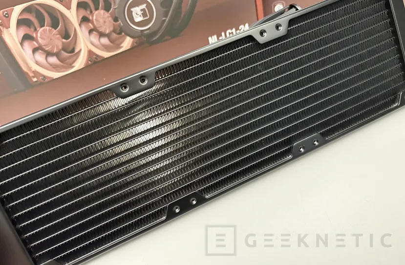 Geeknetic Noctua NL-LC1-36 AIO 360mm Review: Noctua se hace con la corona en AIO gracias a sus ventiladores y a una bomba de impulsión muy cuidada 13