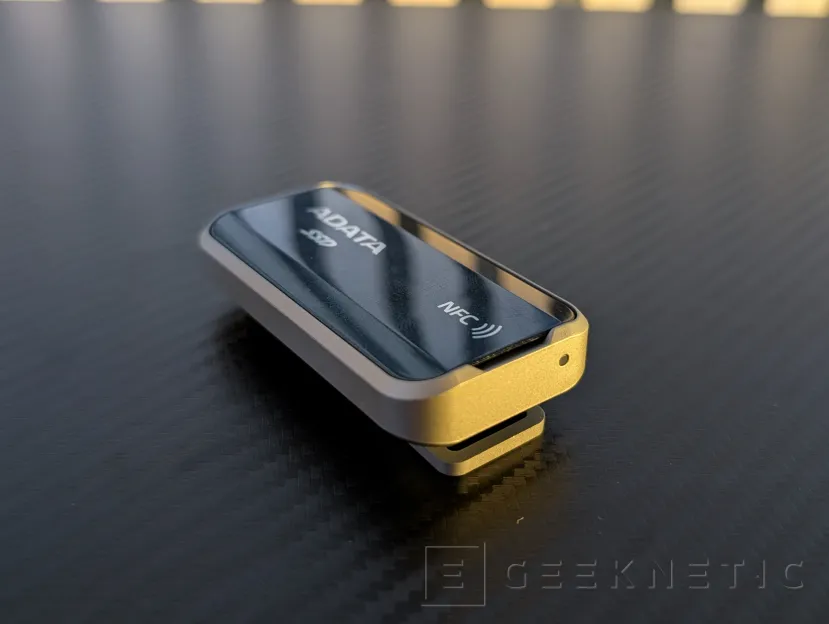 Geeknetic ADATA URBAN TAPSAFE Review: el SSD de 2.000 MB/s con NFC que se desbloquea acercando tu móvil  3