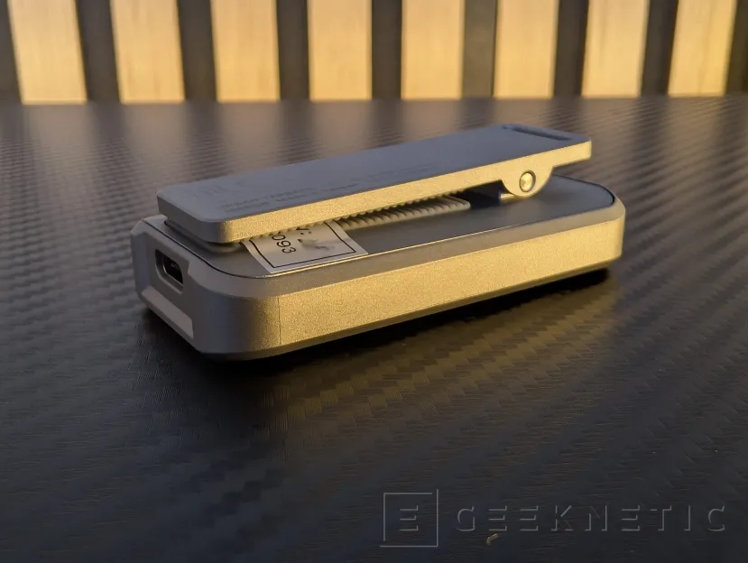 Geeknetic ADATA URBAN TAPSAFE Review: el SSD de 2.000 MB/s con NFC que se desbloquea acercando tu móvil  5