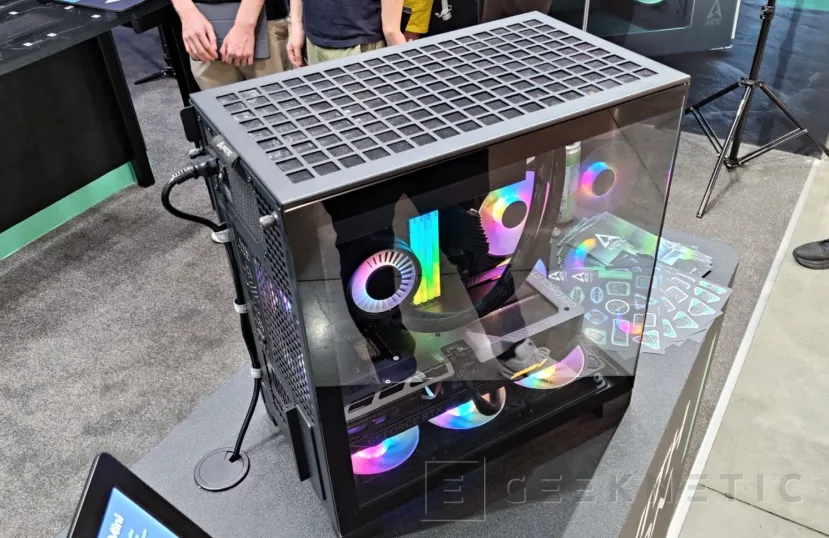 Geeknetic ARCTIC Xtender Mini: torre panorámica compacta con hasta 7 ventiladores y GPUs de 40 cm 4