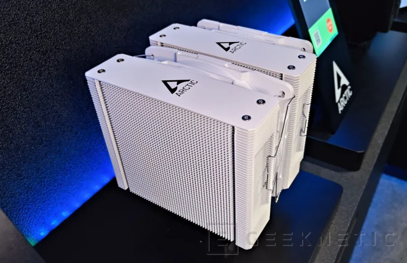 Geeknetic ARCTIC presenta el disipador de doble torre Freezer 61: soporte para sockets LGA1954 y doble ventilador 3