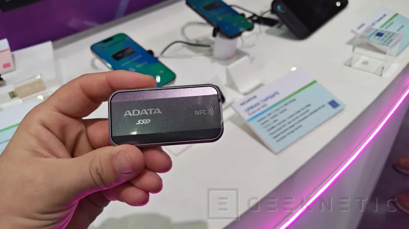 Geeknetic ADATA lleva a Computex 2026 el Urban TapSafe, un SSD externo que se desbloquea con NFC y alcanza 1900 MB/s  1
