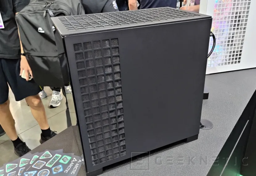 Geeknetic ARCTIC Xtender Mini: torre panorámica compacta con hasta 7 ventiladores y GPUs de 40 cm 3