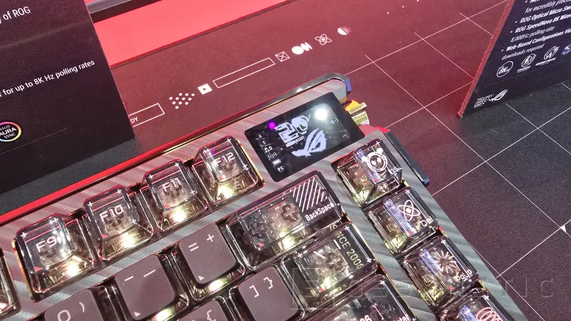 Geeknetic Un ratón de 65.000 DPI y un teclado con fibra de carbono bañados en oro de 24 quilates entre los nuevos periféricos de ASUS ROG 20 aniversario 2