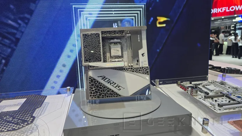 Geeknetic Gigabyte presenta este COMPUTEX 2026 su placa AORUS X870E Infinity Next con 64 fases y disipadores de metal impresos en 3D 1