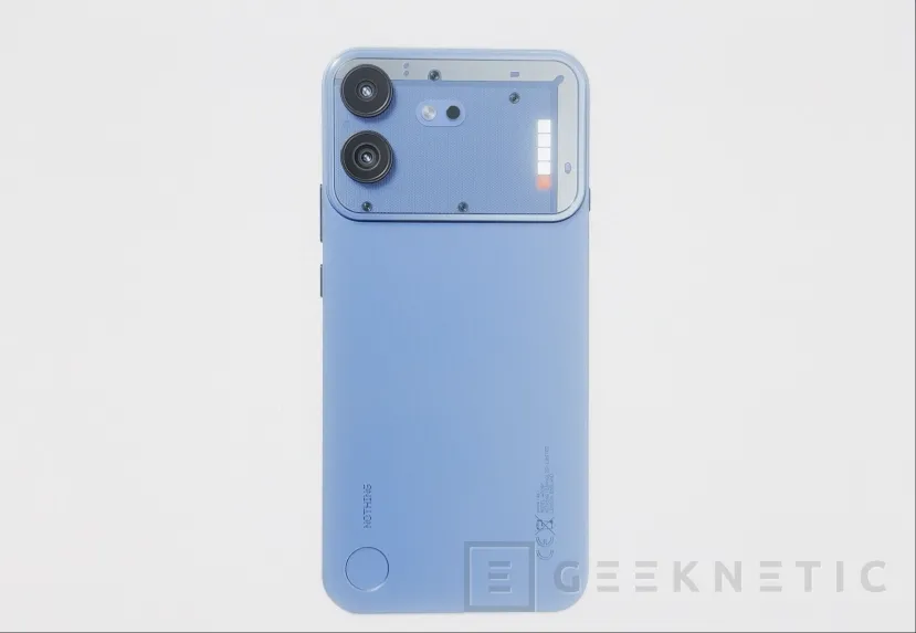 Geeknetic El Nothing Phone (4b) deja ver su diseño con los característicos LEDs y un acabado en azul claro con botones en negro 1