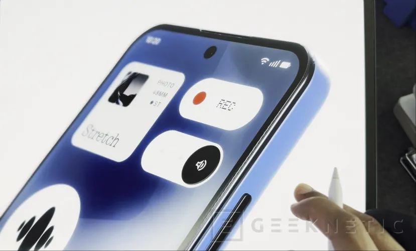 Geeknetic El Nothing Phone (4b) deja ver su diseño con los característicos LEDs y un acabado en azul claro con botones en negro 2