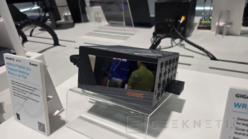 Geeknetic La nueva GIGABYTE AORUS P1600W AI TOP permite alimentar hasta cuatro tarjetas gráficas y cuenta con pantalla LCD integrada 1