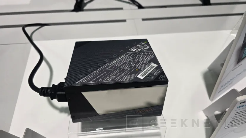 Geeknetic La nueva GIGABYTE AORUS P1600W AI TOP permite alimentar hasta cuatro tarjetas gráficas y cuenta con pantalla LCD integrada 2