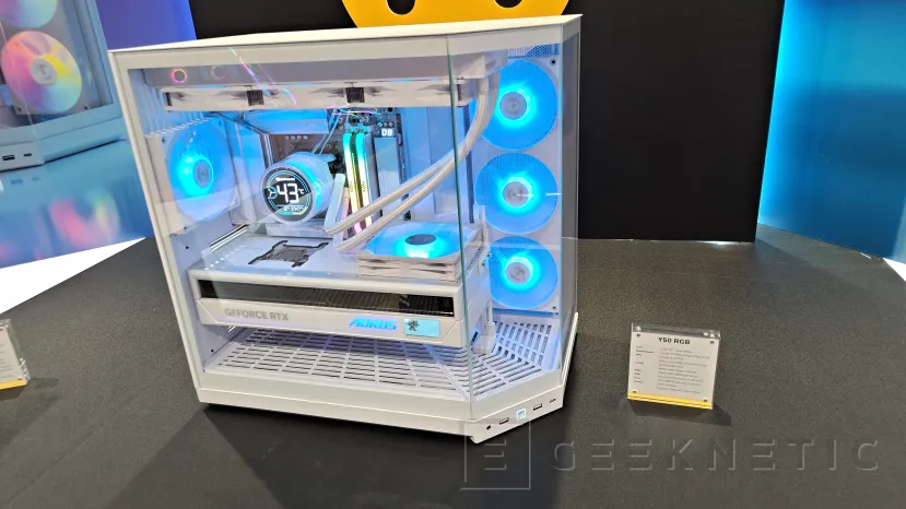 Geeknetic Así es la HYTE Y50 RGB montada con una RTX 5090 STEALTH ICE y de aspecto completamente blanco 1