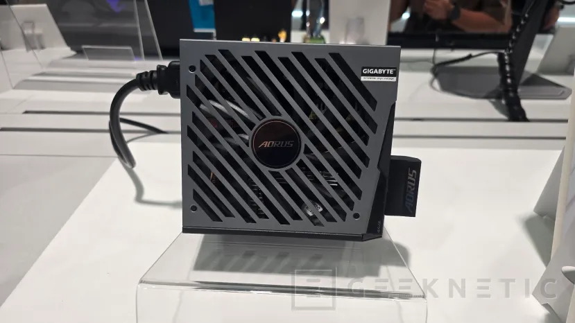 Geeknetic La nueva GIGABYTE AORUS P1600W AI TOP permite alimentar hasta cuatro tarjetas gráficas y cuenta con pantalla LCD integrada 3