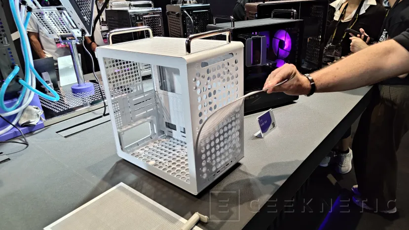 Geeknetic El QUBE 340 de Cooler Master llega al Computex 2026 como la caja mATX más accesible de la serie con GPU de hasta 366 mm 2