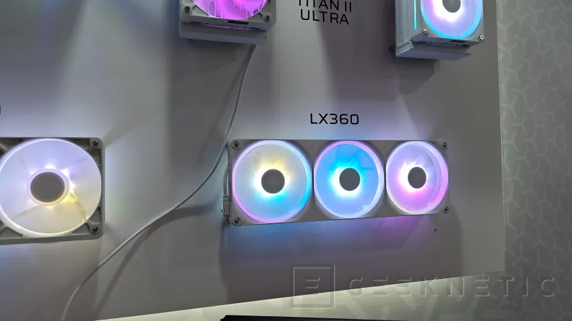 Geeknetic El ecosistema iCUE LINK de CORSAIR se renueva con AIO de 360 mm, ventiladores RX II y una pantalla IPS de 5 pulgadas 5
