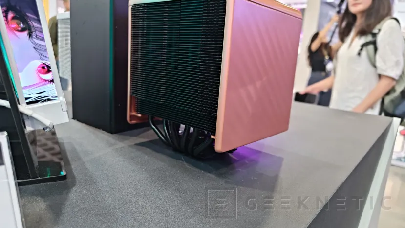 Geeknetic Un disipador de doble torre, una AIO con pantalla de 3,95 pulgadas y ventiladores con TFT: así queda la nueva refrigeración de Formula V Line 1