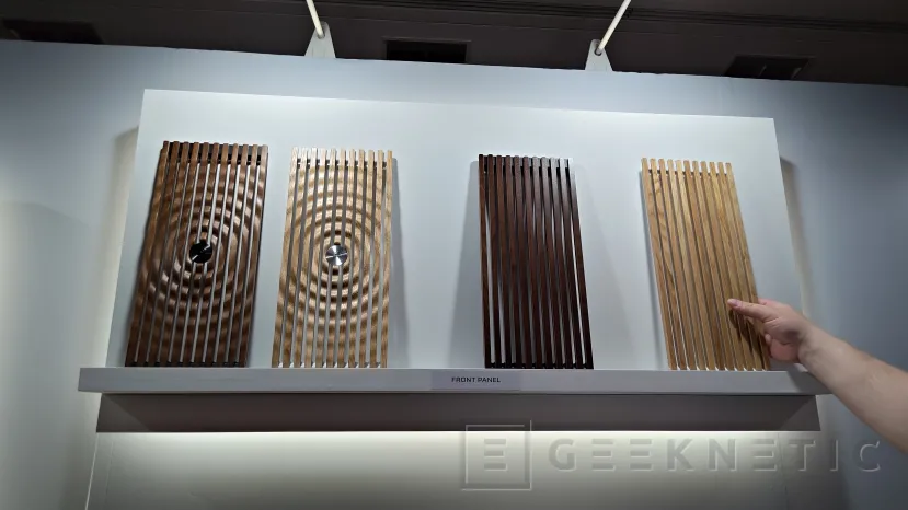 Geeknetic CORSAIR suma una silla TC80, una XENEON EDGE de 14,5 pulgadas en Crystal y Smoke y nuevos paneles de madera para la FRAME 5000 2