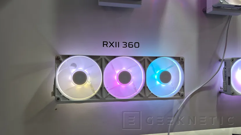 Geeknetic El ecosistema iCUE LINK de CORSAIR se renueva con AIO de 360 mm, ventiladores RX II y una pantalla IPS de 5 pulgadas 1