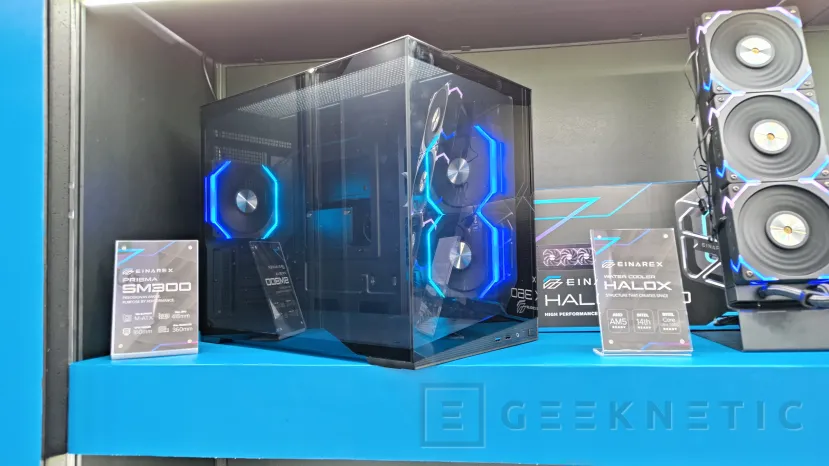 Geeknetic La Einarex Prisma SM300 es la caja mATX panorámica con plataforma de ventiladores angulada que dirige el aire directamente hacia la GPU 1