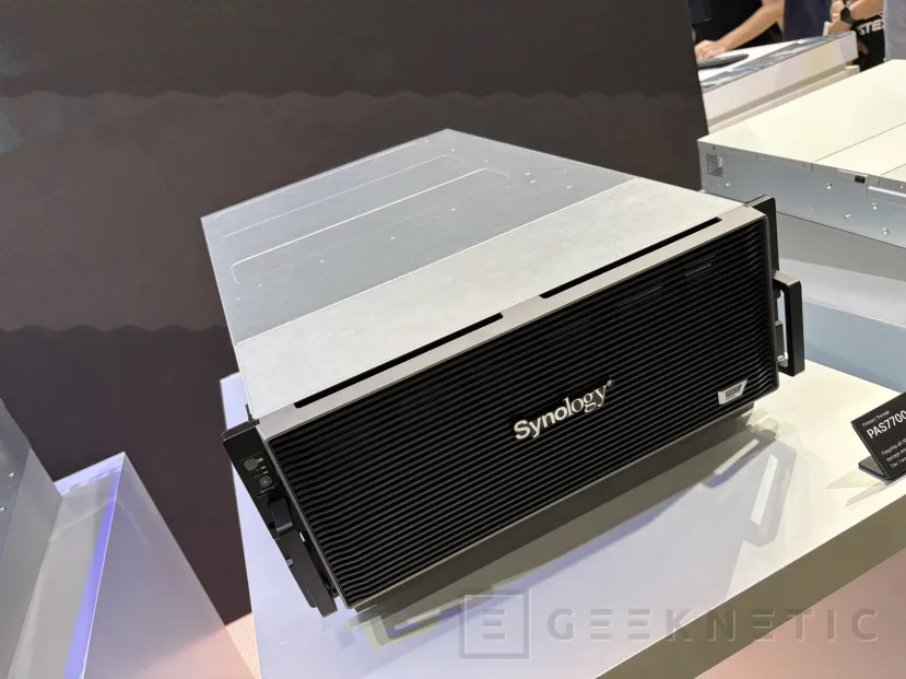 Geeknetic Synology lanza su sistema de almacenamiento all-flash PAS7700 pensado para los entornos empresariales más exigentes 1