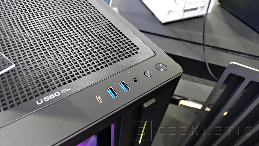 Geeknetic Así es la FSP U560, una caja que apuesta por doble cámara, dos ventiladores frontales de 16 cm y soporte para placas back-connect en formato E-ATX 1