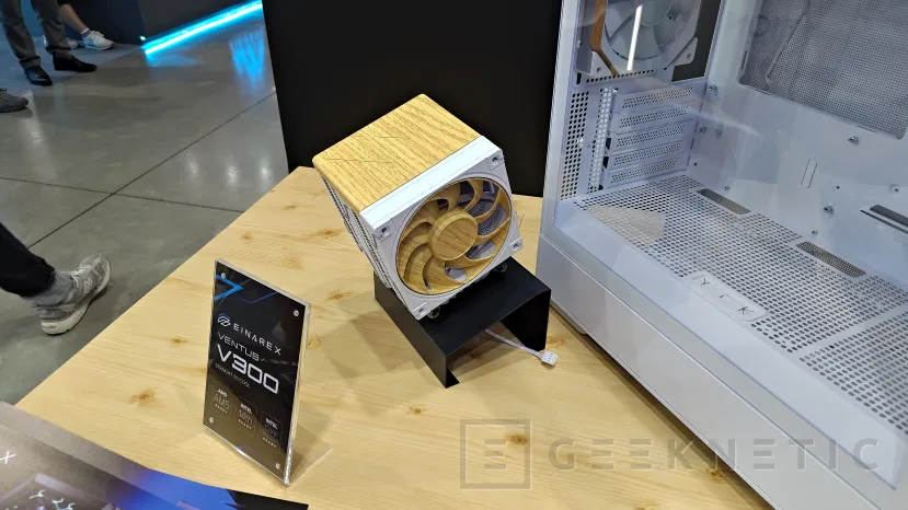 Geeknetic Einarex muestra el Glide G300 y el Ventus V300 con acabado de madera en el Computex 2026 2
