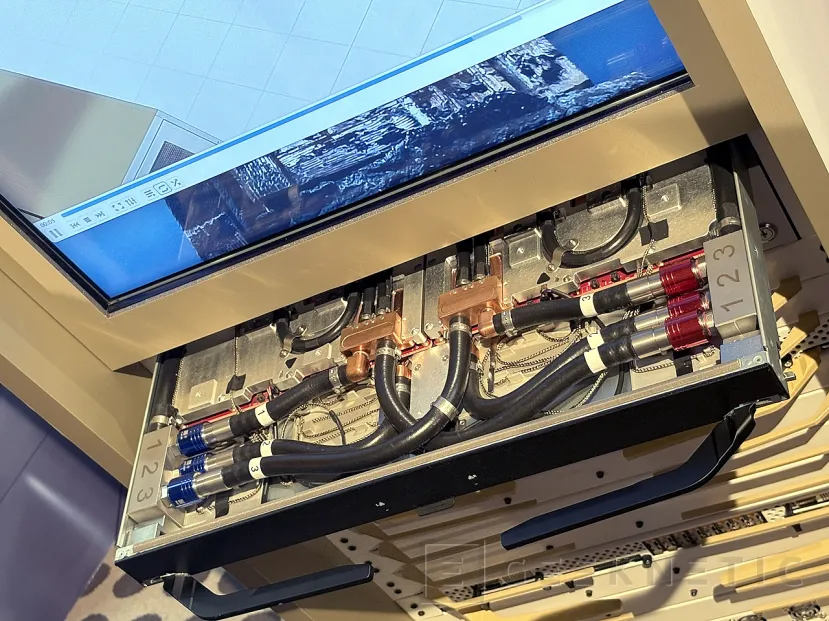 Geeknetic Qualcomm presenta Dragonfly, su nueva marca para centros de datos, y nos deja ver el rack en Computex 2026 2