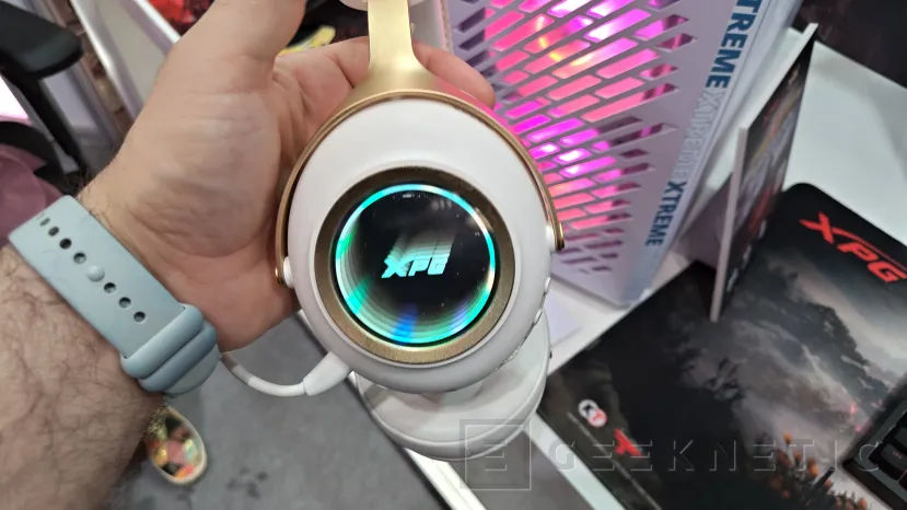 Geeknetic XPG PRECOG Wireless llega al Computex 2026 como el auricular gaming tri-modo con 90 horas de batería y estética Infinite Mirror 3