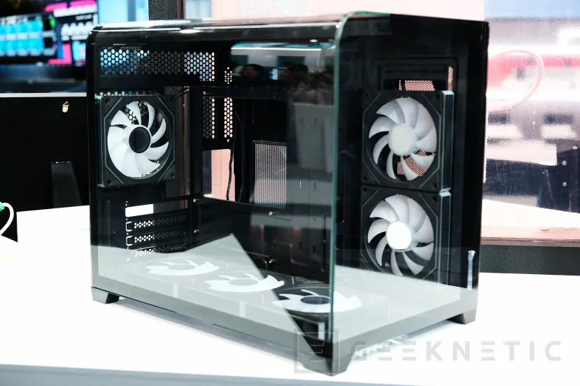 Geeknetic Las nuevas ENERMAX Enclave y K9M llegan con diseño panorámico, hasta tres radiadores de 360 mm y siete ventiladores ARGB preinstalados 2