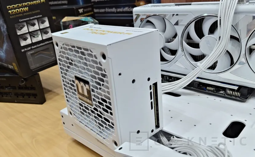 Geeknetic El módulo de conectores de las fuentes Thermaltake DockPower se pueden separar para facilitar el montaje del PC 1