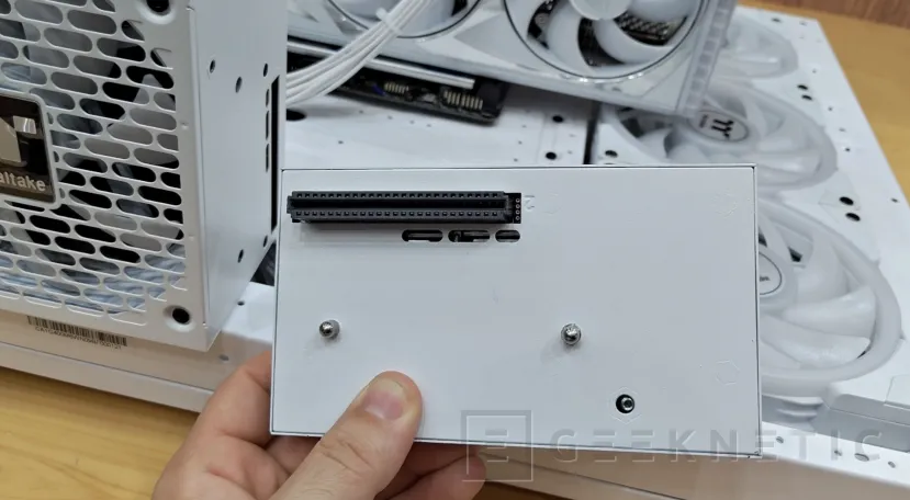 Geeknetic El módulo de conectores de las fuentes Thermaltake DockPower se pueden separar para facilitar el montaje del PC 3