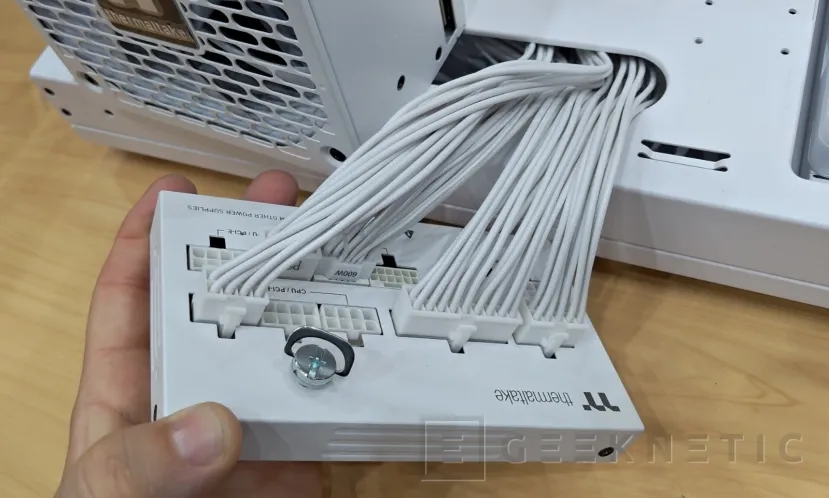 Geeknetic El módulo de conectores de las fuentes Thermaltake DockPower se pueden separar para facilitar el montaje del PC 2