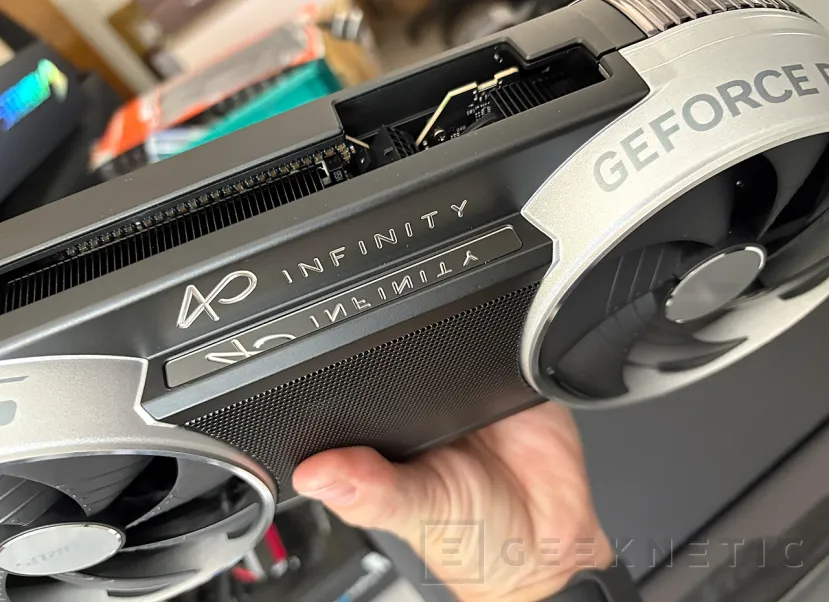Geeknetic Gigabyte AORUS GeForce RTX 5090 INFINITY 32G Review: Gigabyte celebra su 40 aniversario son su gráfica más rápida y exclusiva 11