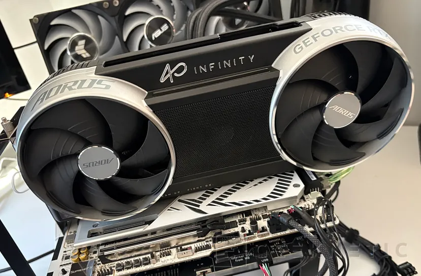 Geeknetic Gigabyte AORUS GeForce RTX 5090 INFINITY 32G Review: Gigabyte celebra su 40 aniversario son su gráfica más rápida y exclusiva 19