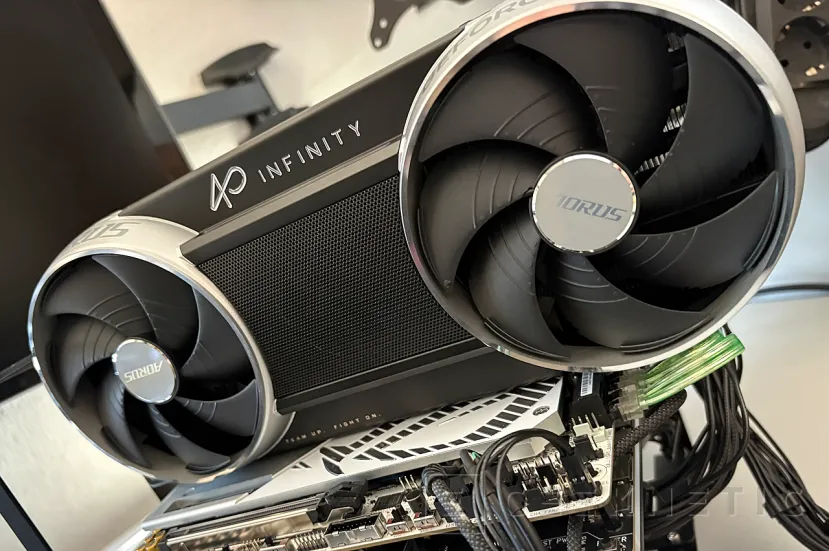 Geeknetic Gigabyte AORUS GeForce RTX 5090 INFINITY 32G Review: Gigabyte celebra su 40 aniversario son su gráfica más rápida y exclusiva 13