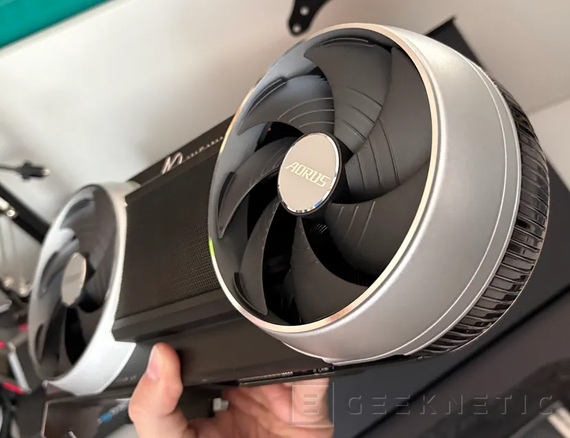 Geeknetic Gigabyte AORUS GeForce RTX 5090 INFINITY 32G Review: Gigabyte celebra su 40 aniversario son su gráfica más rápida y exclusiva 8